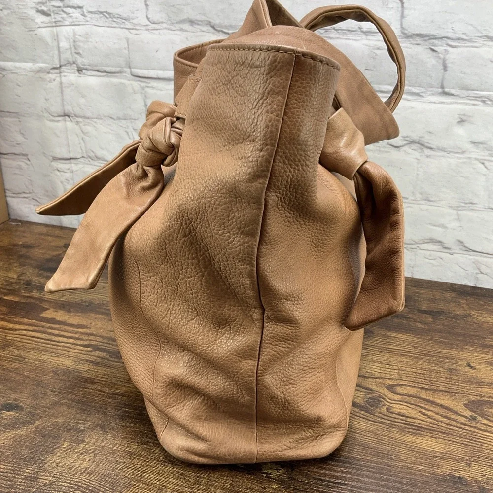 Frye Nora Knotted Hobo Shoulder Tote Beige Soft Leather With Dust Bag - Picture 5 of 16